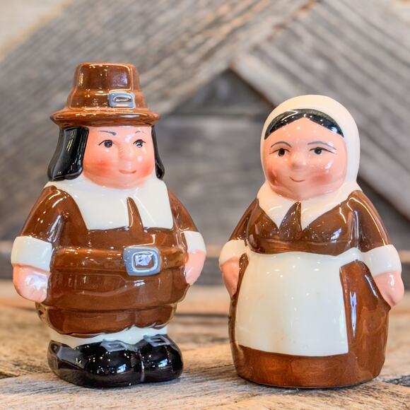 Thanksgiving Kitchen Decor Salt and Pepper Shakers-Ceramic Pilgrim Pair-Publix - Picture 1 of 7